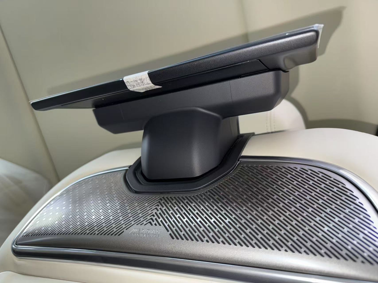 13.1-Inch Rear Seat Entertainment Screen – Range Rover (2022+)