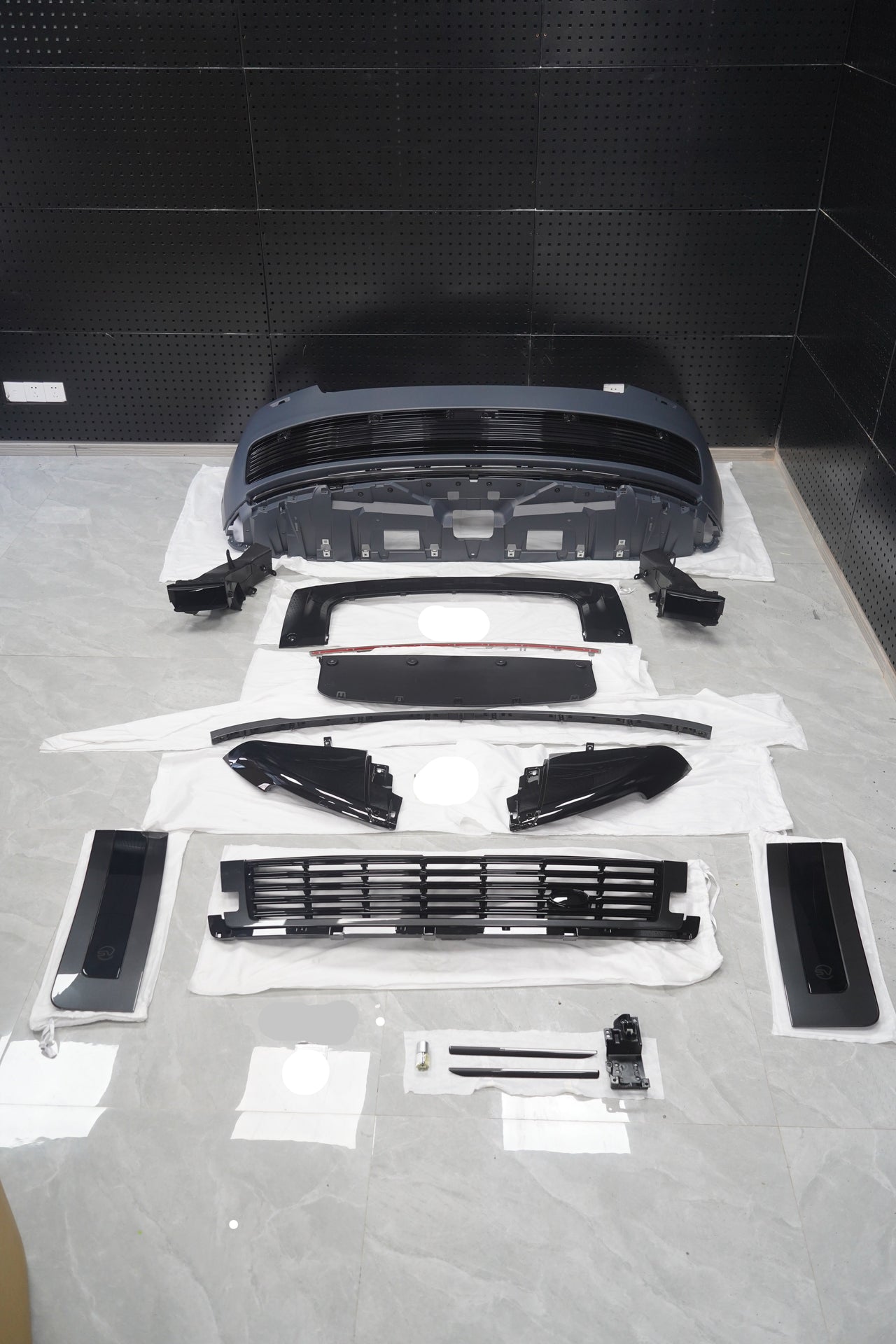 Range Rover L460 2023 S V Body Kit upgrade - Black/Grey